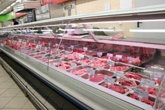 Besonders kostenbewusste Abnehmer wandern vor allem bei Fleisch hufig in den Supermarkt ab